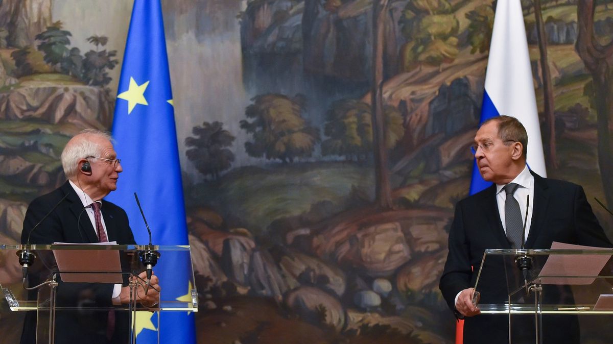 Šéf diplomacie EU za „ponižující návštěvu“ v Rusku čelí výzvám k rezignaci